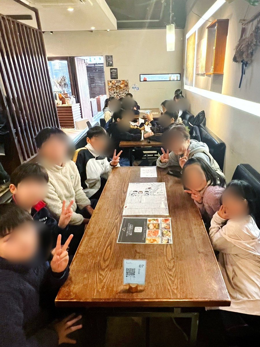TJrSTC's tweet photo. 昨日、練習前に近くのこども食堂に行ってきました。
カレーライス🍛に餃子🥟とドリンク🧋付。とっても美味しくて、おかわりの行列ができていました。
その後の練習はコーチがびっくりするほど元気いっぱいでした💦
#こども食堂
#つくばジュニアソフトテニスクラブ https://t.co/ajnNOkCUP2