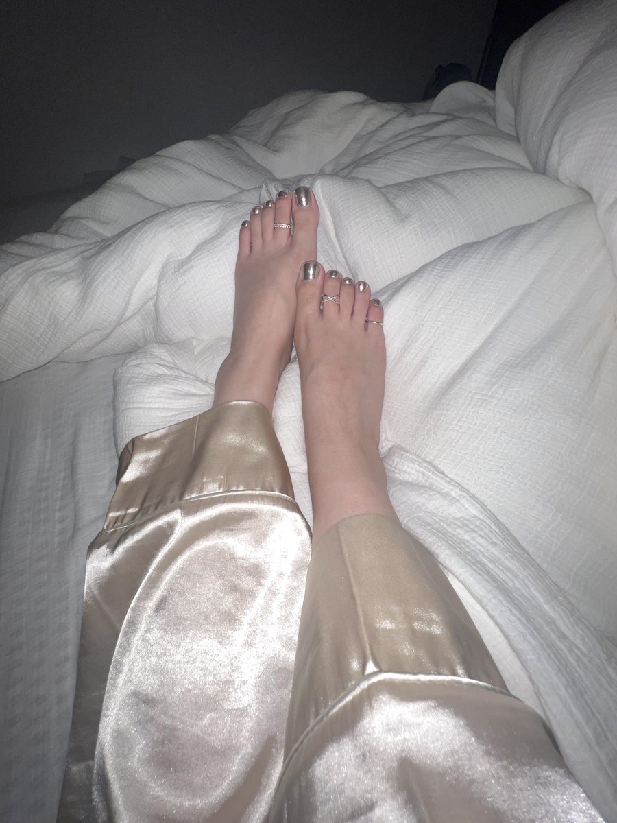 Elspeth562's tweet photo. Barefoot bliss. My heart melts into a puddle of adoration 💖 #GoodNight https://t.co/JeIKUSllVI