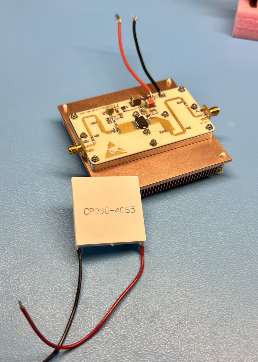 MehdiHacks's tweet photo. Poor man's temperature test setup: Got a 2-stage peltier module to stress-test my amplifier.
It has a delta Tmax of 100 C !!
I hope I can reach down below -20 C with it. https://t.co/z9AlRlRkqc