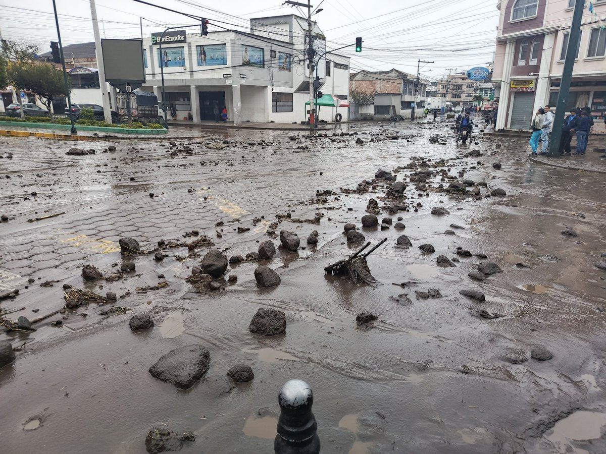diekotlopez's tweet photo. ⭕ URGENTE 
Afectaciones que dejo el Aluvión en #Alausi - #Chimborazo piedras, palos y grandes rocas son arrastradas por la ciudad, varias propiedades afectadas. https://t.co/7RjNWrTREW