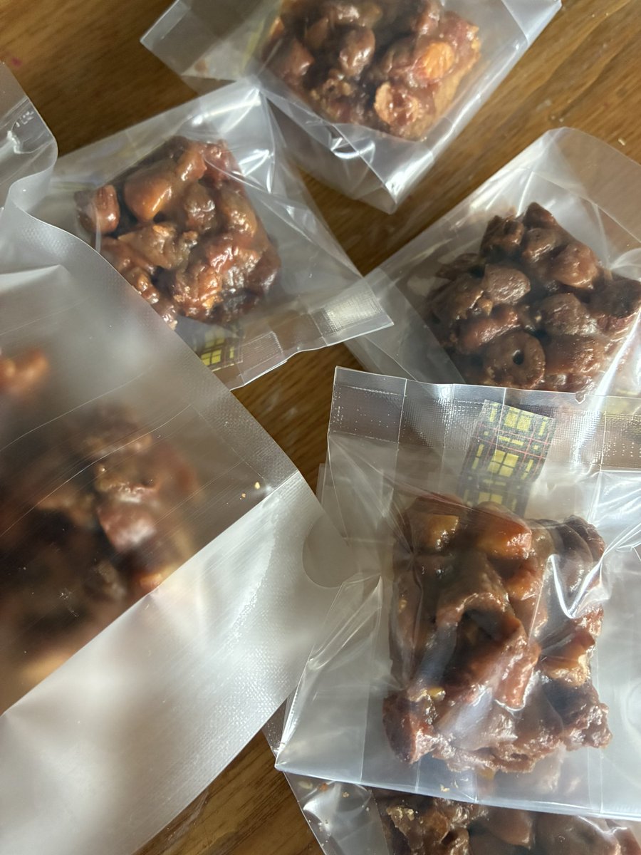 m0504makiko's tweet photo. フロランタン
ナッツを欲張り過ぎて岩
ゴツゴツ
ゴリゴリ
歯につくけど美味しかった
#cotta https://t.co/Q79EVDHlRe