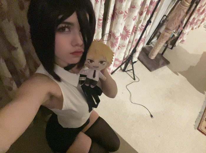 Zennilis's tweet photo. Yearly twitter cosplay post, hello oomfs #reze #cosplay #chainsawman https://t.co/RFGdlCmPql