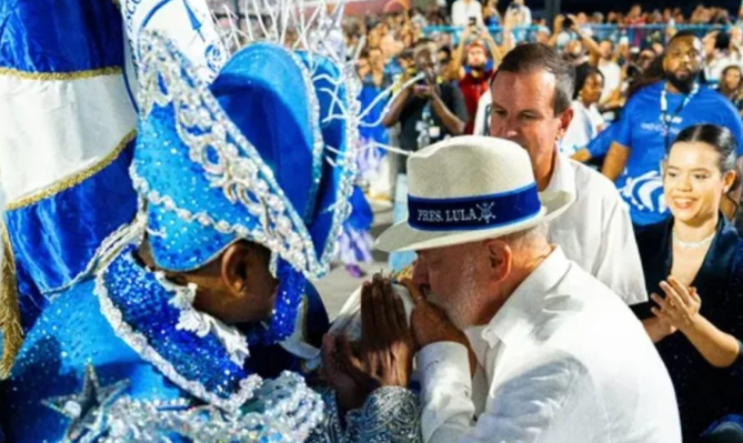 "É campanha antecipada......"

"É uma afronta ao cidadão de bem...."

"É um deboche com a fé evangélica...."

"A escola foi rebaixada. Bem feito....."

Nunca na história deste país a extrema-direita colocou o nome de Lula com tanta evidência sem que ele fizesse nada.

Da até pra
