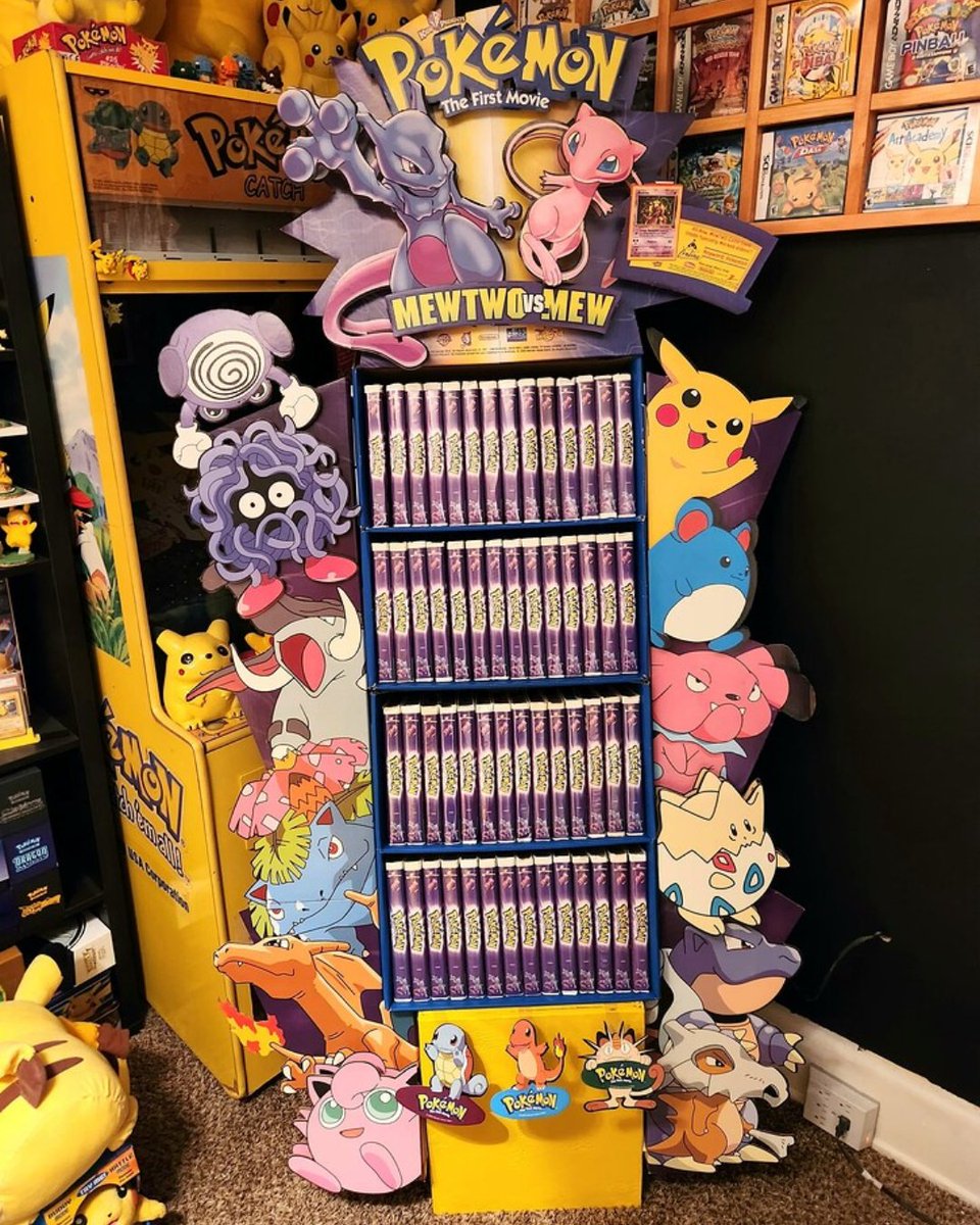 FanaticsCollect's tweet image. This collector spent five years tracking down this Pokémon: The First Movie standee 🤯

He first found the top section at a flea market back in 2017 and spent years searching for the full display.

The one he found years later was still in its original box, never assembled, and