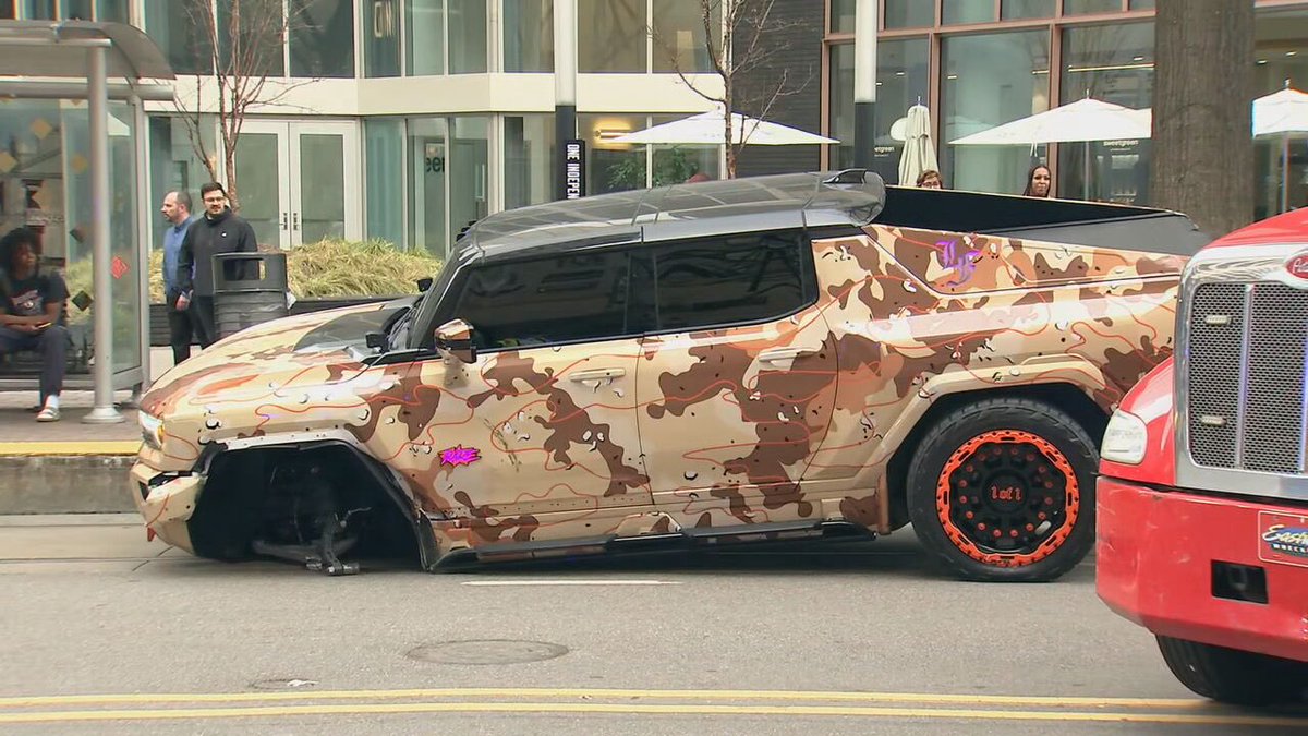 TheDunkCentral's tweet image. LaMelo Ball was involved in a car accident in Uptown Charlotte, per @JoeBrunoWSOC9 

Witnesses say Ball exited a Hummer and got into a Lamborghini. MEDIC reported that one person suffered non-life-threatening injuries.

(h/t @Fullcourtpass )