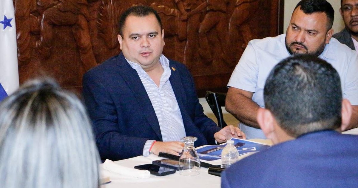 Colón avanza con respaldo del Gobierno 🇭🇳

El Secretario Privado, Luis Castro, sostuvo este miércoles una reunión de trabajo con alcaldes y diputados para impulsar infraestructura vial, empleo, turismo y producción agrícola en el departamento de Colón. 

La administración del