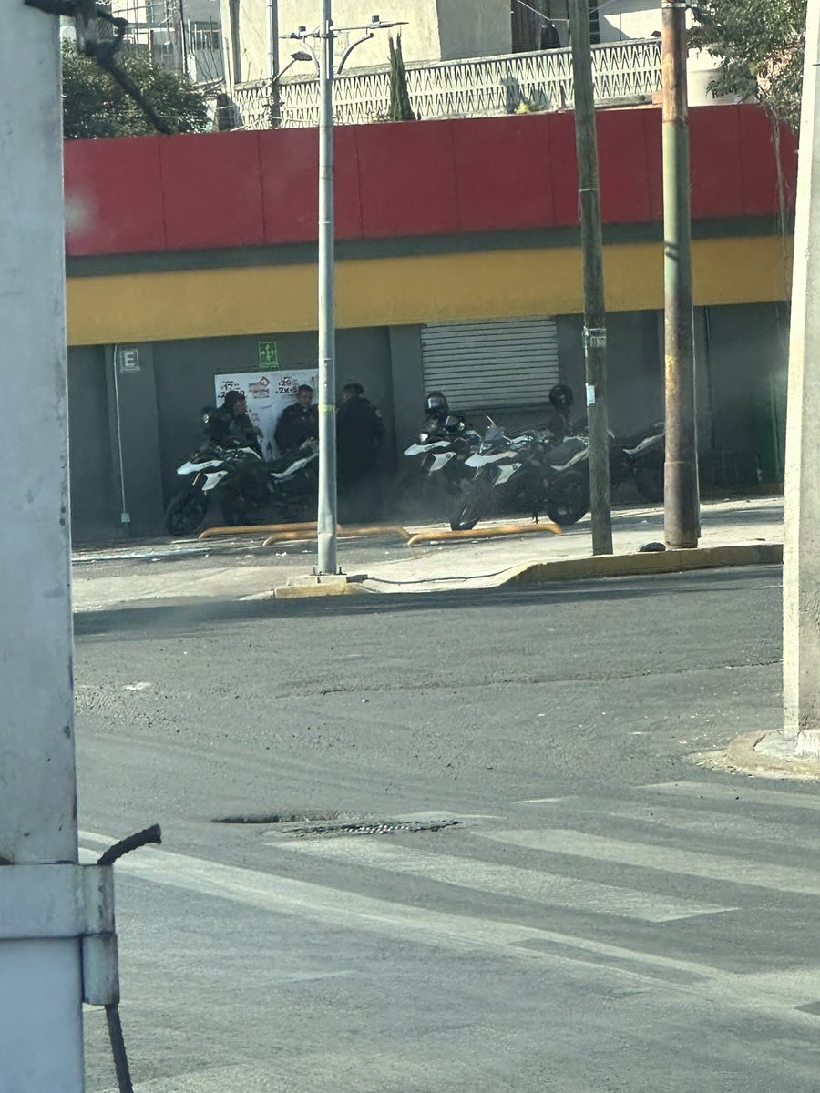 El escuadrón de la EXTORSIÓN, la verdadera BARREDORA de la #CDMX son unos magos, si no tienes delitos, no estás en plataforma México ellos hacen que estés en segundos, son los creadores del CLAVO, de no traigo drogas y dicen y esta grapa de COCAINA que está abajo de tu asiento y