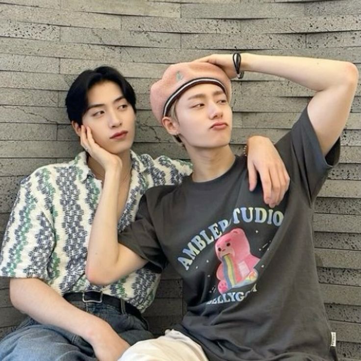 OneUsArMs's tweet photo. @seoheeyaoi Why would they even take a photo like thay and then publish it, like !!!!! https://t.co/eOO15xpSuX