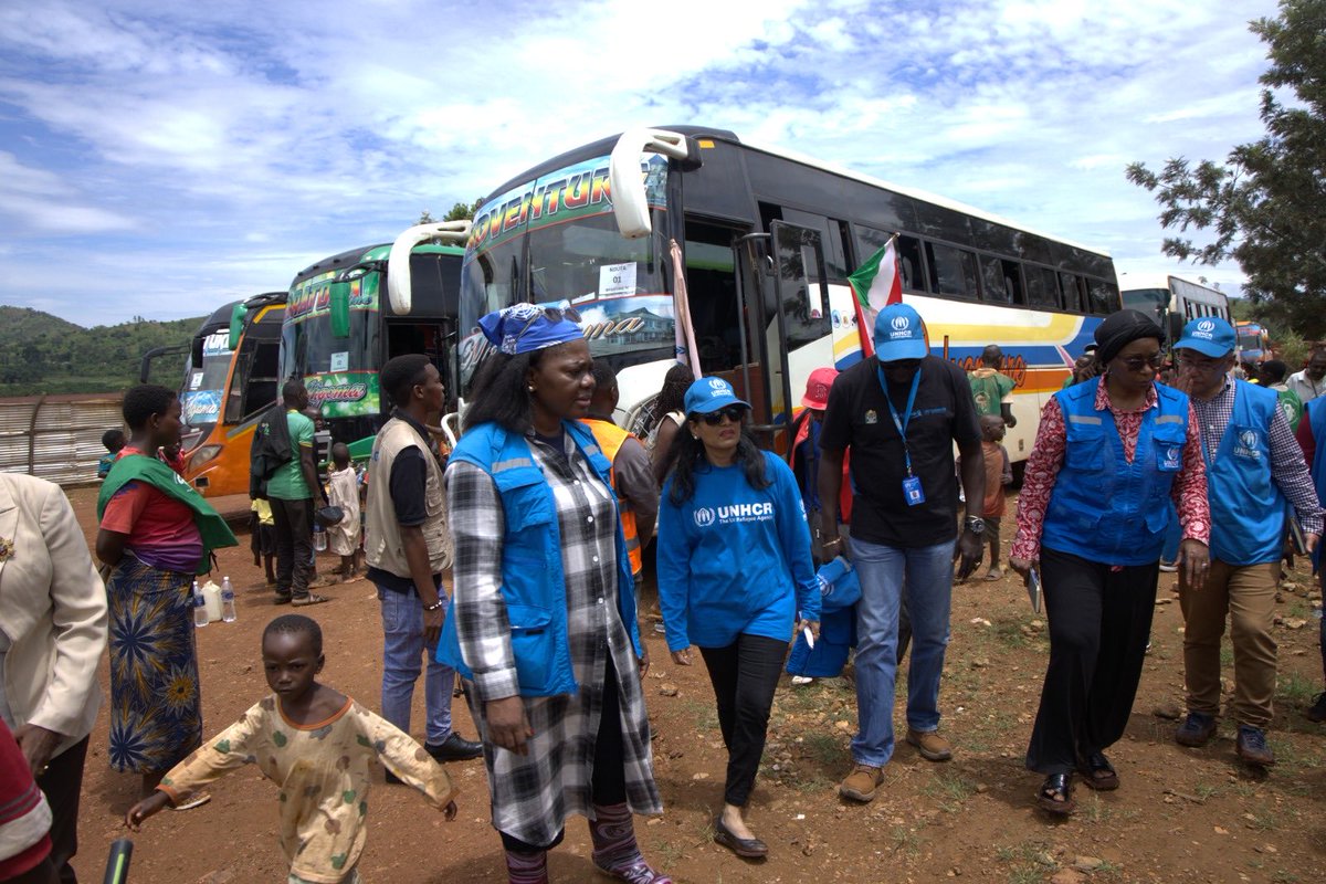 UNHCR_Burundi's tweet image. 3088 Burundais sont arrivés au centre de transit de Nyabitare après +de10 ans ds les camps en🇹🇿
@RuvenMenik Assistante Haut Commissaire–Protection,aux côtés de @FatimaMCole Directrice Régionale&amp;amp;la Représentante #HCR🇧🇮, était présente.
Depuis janvier,+de 20000 personnes rapatriées