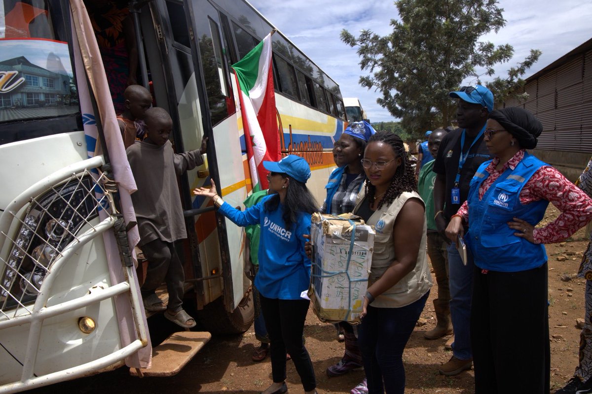 UNHCR_Burundi's tweet image. 3088 Burundais sont arrivés au centre de transit de Nyabitare après +de10 ans ds les camps en🇹🇿
@RuvenMenik Assistante Haut Commissaire–Protection,aux côtés de @FatimaMCole Directrice Régionale&amp;amp;la Représentante #HCR🇧🇮, était présente.
Depuis janvier,+de 20000 personnes rapatriées