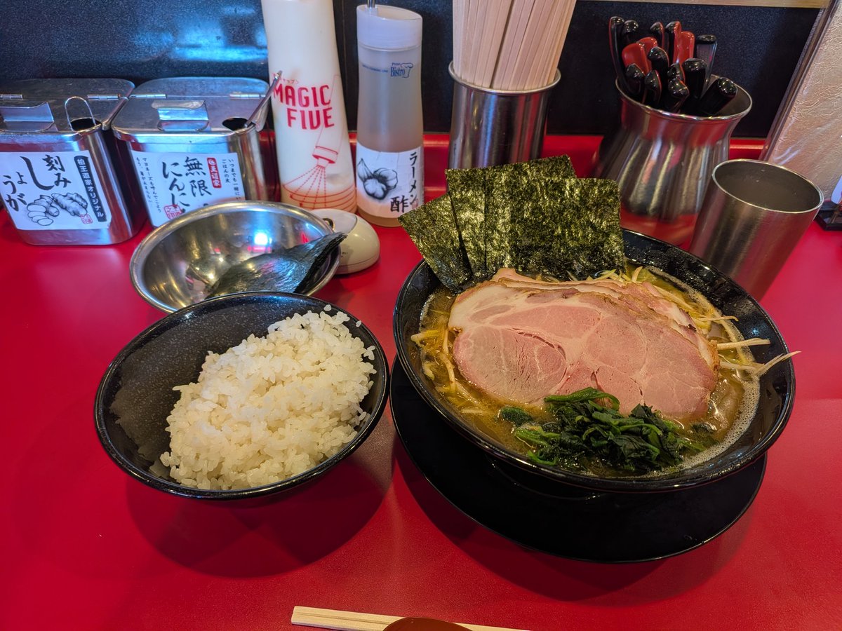 Elderly_Uncle's tweet photo. オープン1回転目で着丼。
前回醤油が濃すぎたので、普通にするも。
今度は薄すぎる。スープの時間帯にもよるんだろうけど、ブレてる感じがする。
でも、若い人には受ける味なんだろうな。
ギリ完食したけど。
https://t.co/5VmWThLxtT https://t.co/lPnXl1pWFv