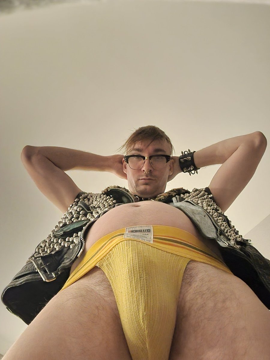 PupRyan2's tweet photo. This sofa lounger in my hotel room in Toronto is perfect for photos #gaypunk #fagpunk https://t.co/FH2zga3fRg