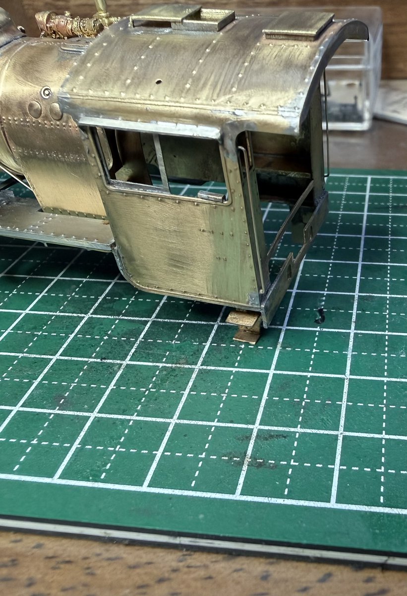 おはようございます。
キャブにひさしと手すりを付けました。
ひさしは9600のお約束なのでパーツ入れてくれたらと思いましたが　真鍮帯材で出来るのでユーザー任せなのでしょう。