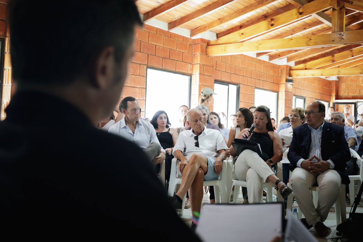 Mientras en Europa o Estados Unidos los gobiernos protegen la industria, en Argentina pasa lo contrario: hay un programa macroeconómico que está destinado a asfixiarnos y dejarnos sin producción y sin soberanía. 

Eso se traduce en 300 mil puestos de trabajo que se perdieron y 21