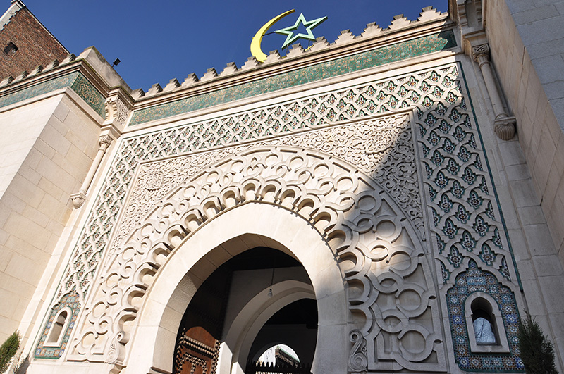 MusulmansFrance's tweet photo. LE RAMDAM DU RAMADAN

Voilà que commence le mois béni du Ramadan. Un moment essentiel de la  vie du musulman, car celui-ci va s’appliquer, plus que jamais, à mettre  en pratique les valeurs essentielles de l’Islam : la confiance en  Allah, le respect des autres, musulmans ou non, l’attention portée à sa  famille, l’aide au plus démunis. Il va oeuvrer à la paix, à la  solidarité, à la tolérance.

Hélas, une fois encore, les musulmans viennent de se déchirer à  propos de la date de début du Ramadan. Quelle honte pour ceux qui  prétendent nous représenter ! Certes, les divergences et l’acceptation  de celles-ci, font partie de l’Islam, et ne doivent en aucun cas  affecter la cohésion de la communauté.

Mais quel spectacle pour les fidèles, et pour le public qui assiste à cette pantalonnade !
Franchement, avant de décider que le Ramadan commence tel ou tel jour,  et surtout de publier leur choix, ne sont-ils pas capable de se réunir,  d’échanger, et de décider ensemble, les responsables de la Grande  Mosquée de Paris, du CFCM, des Musulmans de France ? C’est réellement  aussi compliqué que cela, de se parler ?
Mais non. Ils préfèrent se réfugier, chacun de leur côté, dans leur  calculs étriqués, dans leurs certitudes égoïstes, sans un regard pour  les fidèles qui ont eu la naïveté de compter sur eux. Le Ramadan est le  moment où le croyant combat ses passions, laisse de côté son ego pour  s’ouvrir aux autres. Et que font ces « représentants » de la communauté  musulmanes ? Ils publient chacun leur petit communiqués sans se soucier  des conséquences de leur inconséquence. Résultat, on se traite ici de  menteur, là d’incompétent, on accuse les uns de suivre aveuglément les  ordres de tel pays, les autres de vouloir faire sécession. Une fois  encore les conflits entre les pays arabes se reflètent ici dans la  pratique religieuse. Quelle honte !
Certes Allah acceptera aussi bien le jeûne de celui qui, en toute  bonne foi, le commencera le mercredi ou le jeudi, Mais comment la  communauté des musulmans français, en proie aux quotidiens discours et  actes islamophobes, peut-elle se défendre si elle est désunie au point  de n’être pas capable de se mettre d’accord sur un sujet aussi simple ?
Frères qui président les mosquées, les associations, les fédérations  musulmanes, on ne vous demande qu’une chose : ne vous prétendez pas les  représentants des musulmans français : sentez-vous en les responsables.

Ramadan mubarak à toutes et à tous.

Jean-Michel Brun
https://t.co/9VvpB2icy9
