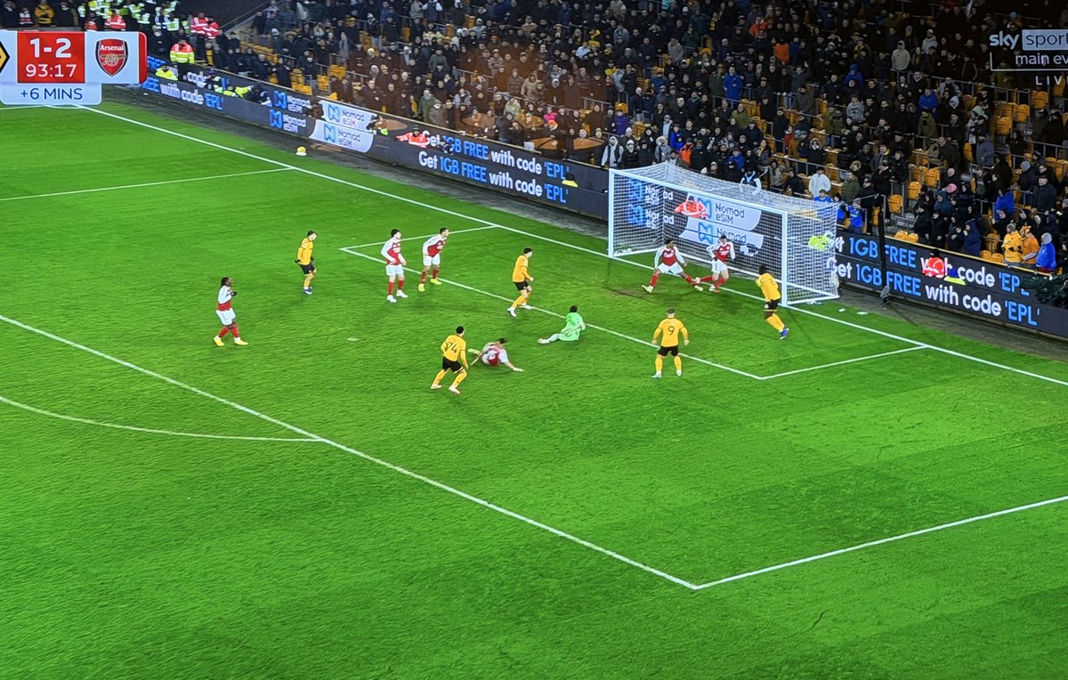 gunnerpunner's tweet image. 30 seconds apart.