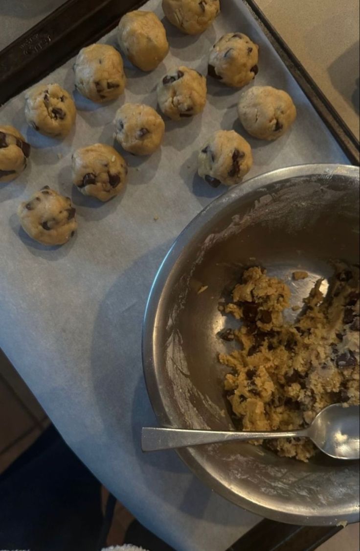 Ada9557's tweet photo. Keep calm and eat cookies. 😌 https://t.co/cvwOGSMIGU