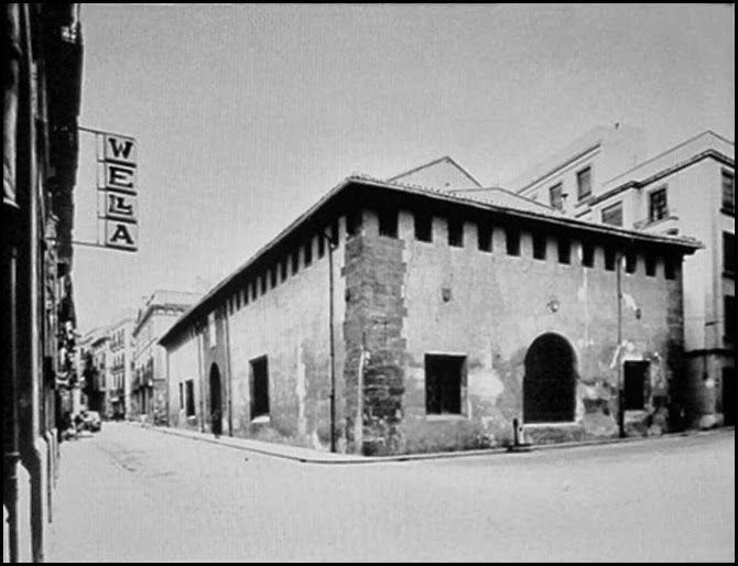 València, anys 1950. L'Almodí, antic magatzen medieval de blat de la ciutat.