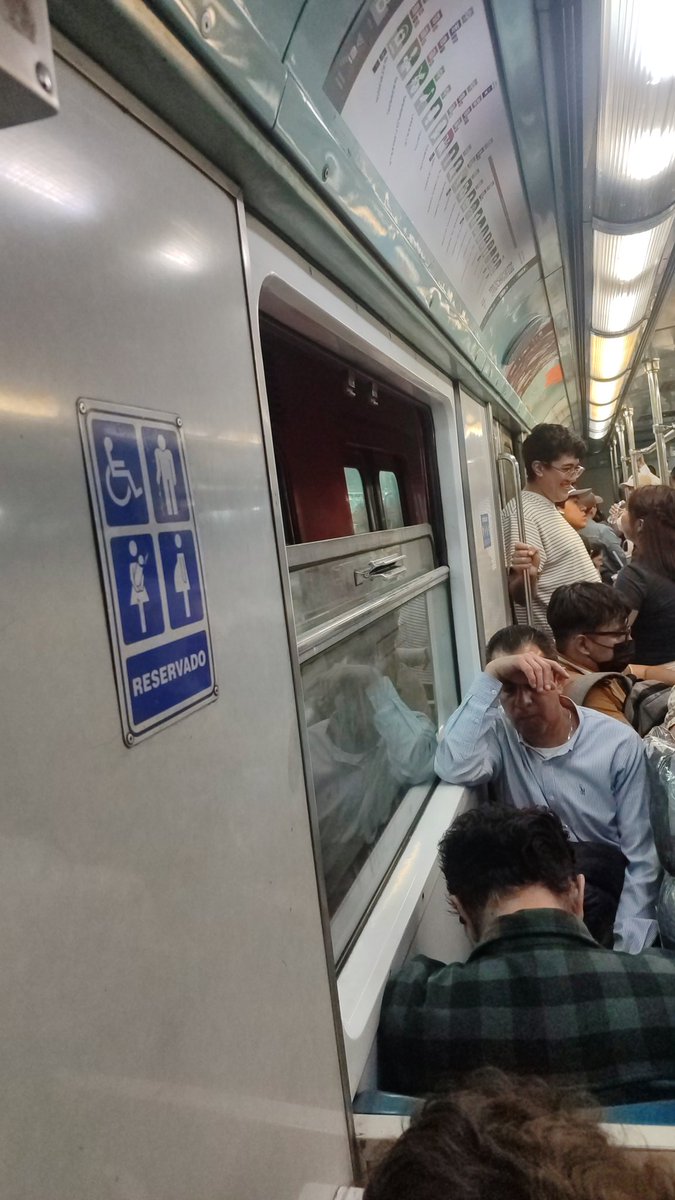 chavez16926's tweet photo. @MetroCDMX Pinch.... Línea B como siempre un asco llevamos más de 20 min parados en Morelos https://t.co/v0ana9cH4x