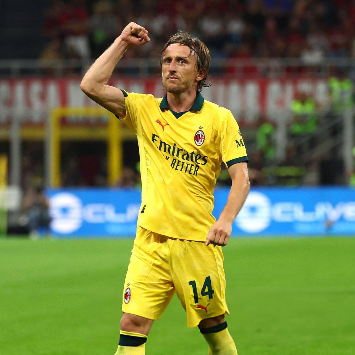 MadridXtra's tweet photo. 🗣️ Fabregas: “It's a pleasure to see Luka Modrić play. I complimented him... 41 years playing at this level. We tried to press him, attack him. He doesn't give a damn (laughs). We have to thank him that he is here with us in Serie A and we can enjoy him" [Dazn] https://t.co/W0wOSHX2S0