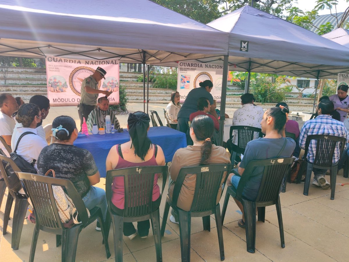 Gobdetabasco's tweet photo. 🕊️ En el marco de las Jornadas de Paz, integrantes de la Célula de Proximidad Social participaron con la instalación de módulos de labor social en la colonia Gaviotas Norte, municipio de Centro, en Villahermosa.

Estas acciones refuerzan la cercanía con la ciudadanía y fortalecen el vínculo entre la Guardia Nacional y la población, contribuyendo a la construcción de entornos de paz y bienestar.
#GobiernoDelPueblo