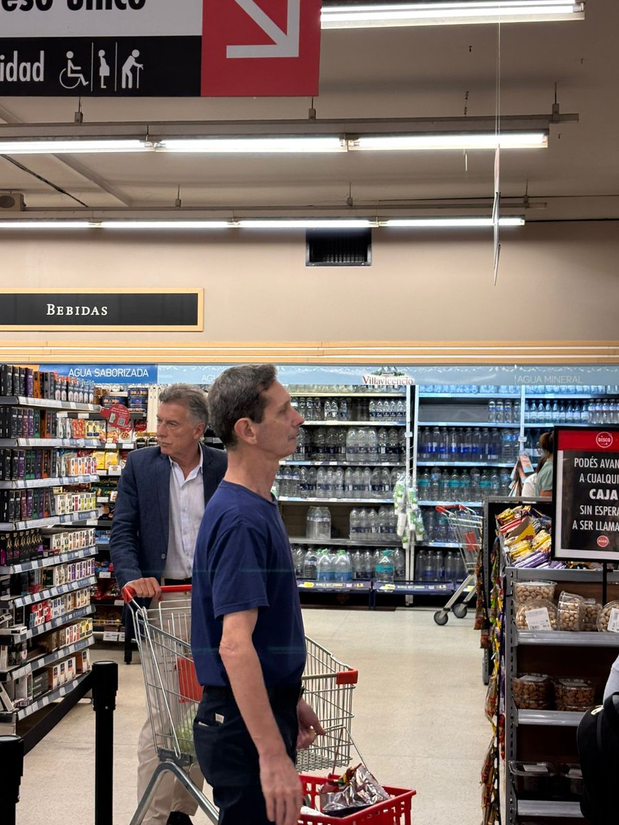 Acá lo tenemos a Mauricio Macri haciendo las compras como cualquier tipo normal... el que nada debe nada teme, te queremos gato ! 😺
#BuenMiercoles