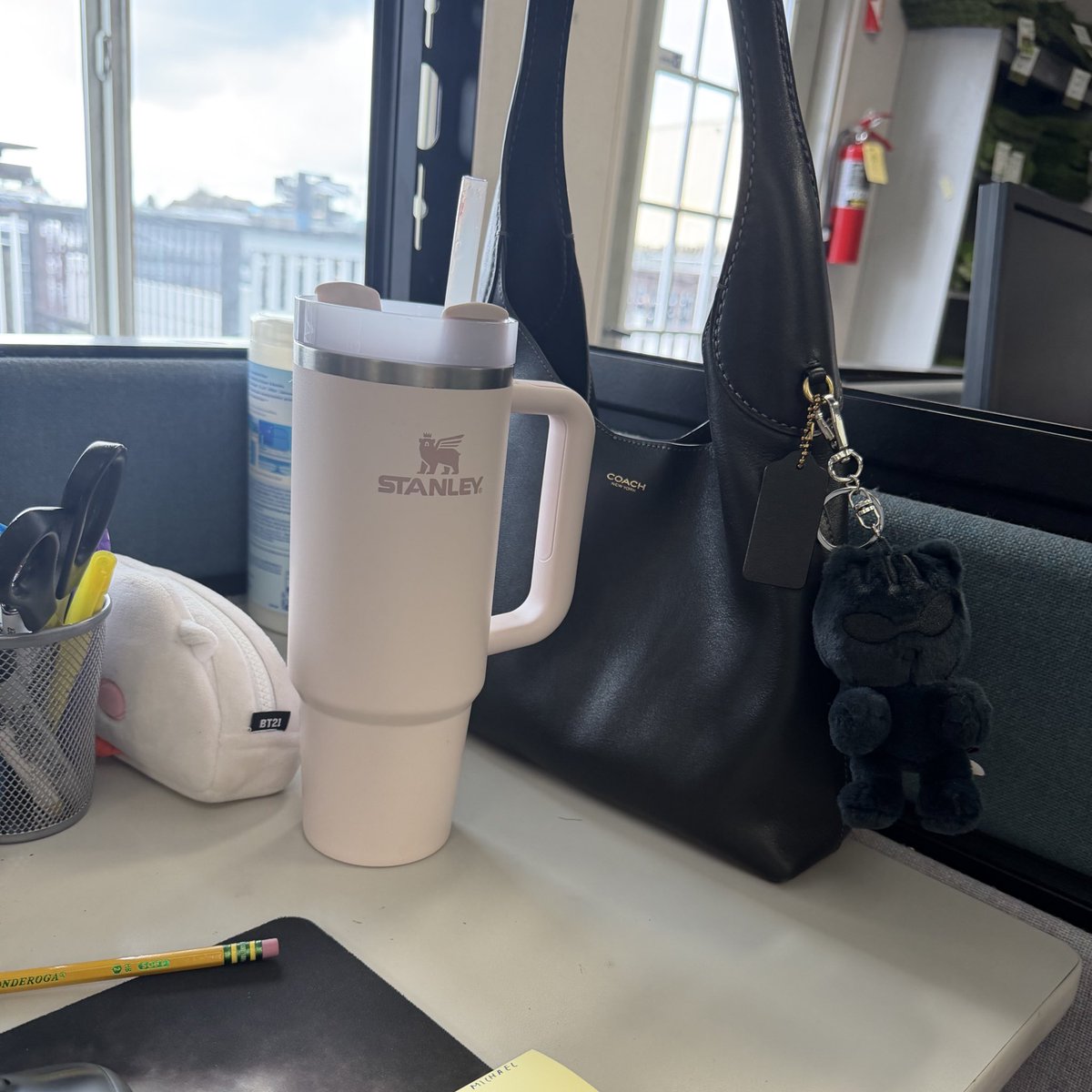 Llevando a mi mini Hoseok al trabajo <3