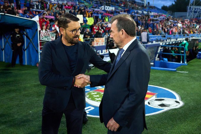 FantasiaAzulona's tweet photo. 🎤 @RobertoGomezOC en 'Fútbol es fútbol'.

👀 "En cuánto José Bordalás consiga la permanencia, Ángel Torres le va a poner una oferta de renovación".

🫂 "Dónde va a ir a un club que le pague mejor y religiosamente como el Getafe y le quiera tanto un presidente como Ángel Torres". https://t.co/wzRCwyZXpW