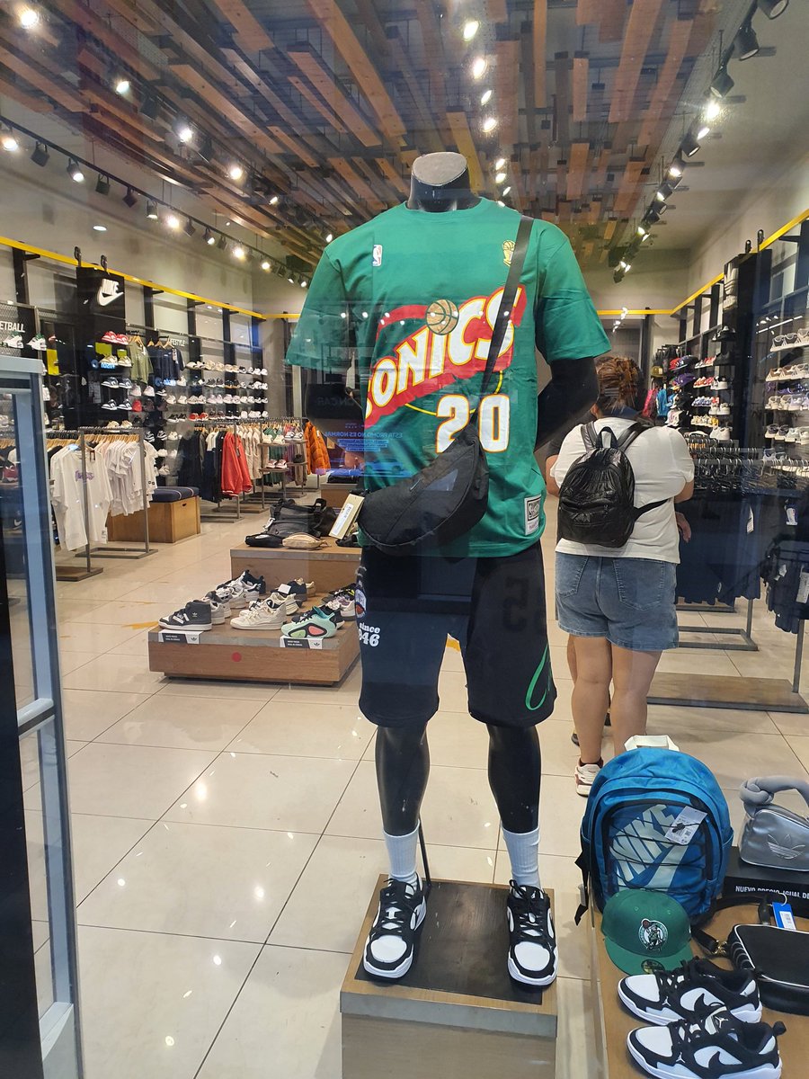 SuperSonics_Arg's tweet photo. En #Neuquen, Argentina ya empezamos a sentir la vuelta. 🟡🟢🏀
#LosSonicsVuelven #BringBackOurSonics #NBAExpand https://t.co/DSvPs429pb