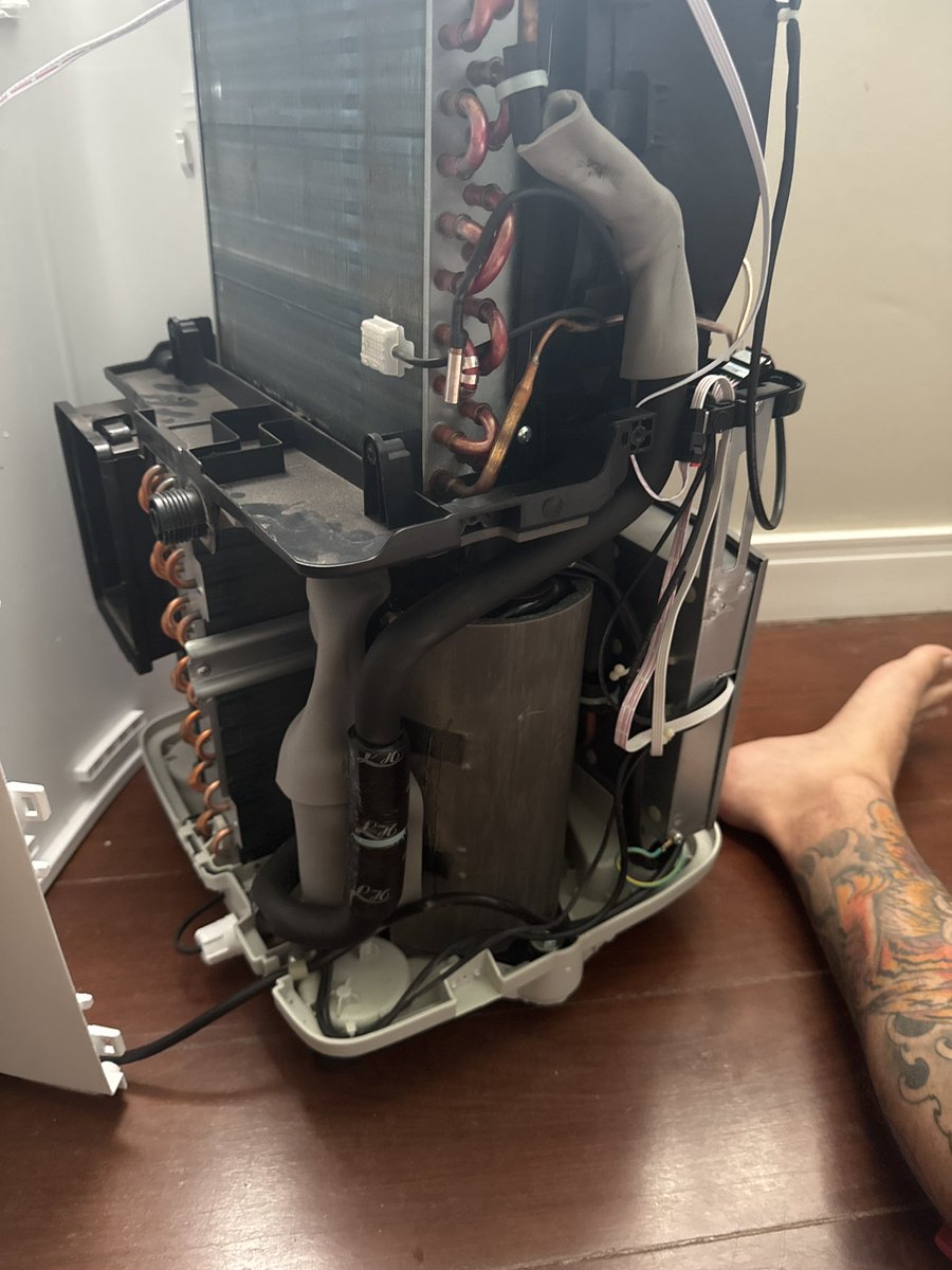 notrealvitor's tweet image. Had to fix my AC today. Lost a multimeter to an AC/DC mix-up, turns out it wasn’t just rock and roll.🤘 

Wasnt bad, learned a lot about power electronics… might fix it eventually. 

Also carefull with high voltage 💀⚡️

#diy #fixit #devlife #homeoffice