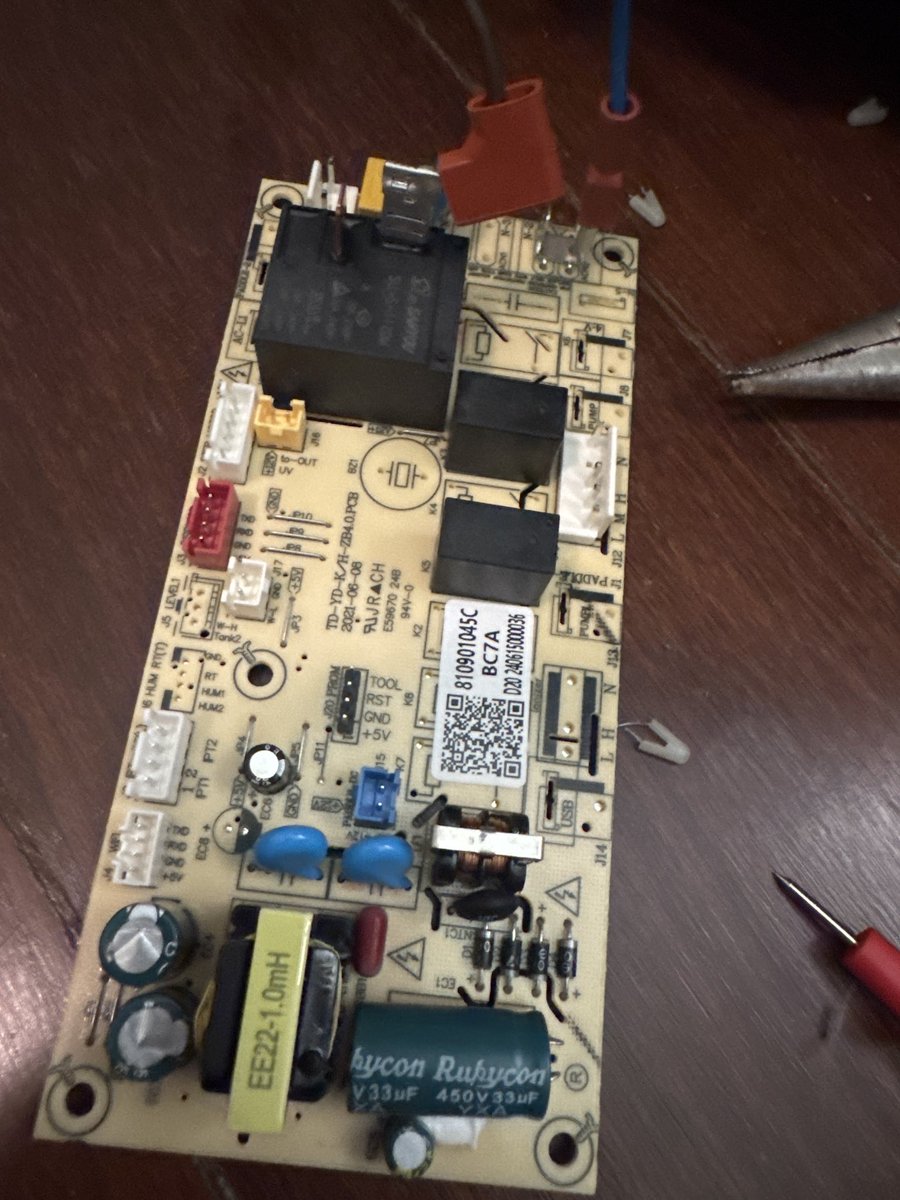 notrealvitor's tweet image. Had to fix my AC today. Lost a multimeter to an AC/DC mix-up, turns out it wasn’t just rock and roll.🤘 

Wasnt bad, learned a lot about power electronics… might fix it eventually. 

Also carefull with high voltage 💀⚡️

#diy #fixit #devlife #homeoffice