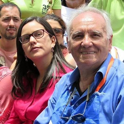 Por_UY's tweet photo. SINCERAMIENTO HISTÓRICO Y REBELIÓN DE FUERZAS PRODUCTIVAS
Socialismo comunal bolivariano, camino, salida por arriba, del laberinto capitalista

Por León Cristalli

Todos los días, todas las horas, surgen acontecimientos que se suceden sucesivamente y que implican la vida de países, sociedades, territorios, riquezas, que afectan la vida, la existencia, no solo su calidad, sino la vida misma, como la noche brutal del 3 de enero pasado, a pocas horas del nuevo año 2026, con uso de sofisticadas tecnologías militares contra la República Bolivariana de Venezuela.

Ayer mismo el Sr. D Trump en el encuentro de los super ricos, de una parte, de la oligarquía mundial, empresas trasnacionales, sus gobiernos, en Davos, Suiza, se alababa a si mismo por los métodos utilizados para asesinar a, por los menos, un centenar de venezolanos y cubanos con métodos y armas sofisticadas, para luego raptar al presidente de Venezuela y a una diputada nacional.

La IV Internacional viene analizando previsoramente cual era, cuál es, el eje del curso, desarrollando análisis en particular desde el año 1986, con la política “sinceramiento del curso histórico” y “rebelión de las fuerzas productivas”, que han sido un eje de nuestros trabajos públicos, otros, internos”

Sinceramiento es lo sucedido en Venezuela y también son los acuerdos Mercosur / Unión Europea, luego de más de 20 años de negociaciones, cuando el presidente Yamandú Orsi y otros se reúnen en Asunción del Paraguay, como MERCOSUR. El presidente vuelve a Uruguay y dice “tenemos el acuerdo… festejemos …” Resulta que el acuerdo no está, que el Parlamento europeo lo congeló por unos años, al menos dos, calculan los economistas de la TV estatal uruguaya, enviándolo a una Comisión para que estudie si es legal, en armonía a los principios de la UE.

SINCERAMIENTO HISTÓRICO Y REBELIÓN DE FUERZAS PRODUCTIVAS
La IA significa un progreso tecnológico de la cibernética, que solo es progresiva a la vida social, a la humanidad, utilizada a partir de una concepción revolucionaria del socialismo. Los progresos tecnológicos –que el imperialismo los utiliza para dominar, ocupar pueblos, amenazar a otros– no cambian la estructura revolucionaria de la historia, que resulta inconmovible, como lo analizaron C. Marx y F. Engels. Significa la lucha de clases como motor del progreso. La lucha del pueblo de Venezuela, continuará, continúa, después del 3 de enero del 2026.-

Un curso incambiable, determinado por el accionar humano, de las sociedades, la inteligencia, la razón, no es posible detenerlo con crímenes: de otra forma, la humanidad se suicidaría, se detendría el curso de la inteligencia que conduce, al mismo tiempo, a la razón social que permite la existencia de la civilización.

El discurso de D. Trump en Davos (Suiza), se sostiene en la más transparente representación de la crisis política de sociedad y sistema capitalista de explotación de un ser humano, por otro. “Sinceramiento de Donald Trump”, cuando llama a los crímenes por su nombre, los reconoce, se jacta, alardea, no es para nada gratuito, simbólico, superficial, sino estructural.

CURSAMOS UNA ETAPA SUPERIOR DEL CAPITALISMO, EL IMPERIALISMO, FINAL, ÚLTIMA: LA DICTADURA PROPIEDAD PRIVADA
Existe confusión, claro, sobre los sucesos de las últimas semanas, como es que las FFAA de Venezuela no se defendieron, al menos, lo suficiente. Entonces aparecen historias de conspiraciones, entregas, traiciones. Es necesario analizar, con tiempo y espacio suficientes, todos los acontecimientos, asumiendo cada uno de nosotros responsabilidad, como la asumen los trabajadores cuando defienden a sus hijos, hogares, barrios, viviendas, su trabajo, saliendo de especulaciones, cálculos, suposiciones, que más bien expresan parálisis de ideas o carencia de iniciativas para luchar para transformar la dura realidad de una etapa - dijera Lenin - superior del capitalismo, el imperialismo, etapa, final, última, de una civilización que se rige por la dictadura de la acumulación de la propiedad privada, el lucro, a cualquier costo.

Política global del imperialismo, que EEUU encabeza, que no tiene una cabeza única, más allá que sea la principal, por ahora. EEUU intenta compartir con Europa la distribución de un mundo concentrado en una supuesta unipolaridad imperialista, mundo que ya no existe en la realidad, que inevitablemente los conduce a guerras parciales – también, por ahora -, como contra Venezuela.

Que no ha sido una guerra, sino un crimen, saqueo y rapto de un presidente de una nación americana, rompiendo con la procurada América zona de paz, condición que, al fin de su ajuste de cuenta, conduce a una conflagración mundial, proceso, por ahora, indefinido, tanto como inevitable en el tiempo.

Donald Trump habló en Davos, desde el cadalso de la historia, en nuestra opinión. Tras su aparente potencia de fuerza nuclear real, existe la realidad probada de un curso al interior de EE. UU, sostenido en un mundo en revolución, que le resta base social necesaria para aplicar a fondo su política de unipolaridad, junto a sus aliados y socios menores en Europa capitalista.

EEUU es un polvorín en su interior: ocurren todo tipo de sucesos, enfrentamientos, crímenes, persecuciones, junto a la organización del pueblo norteamericano, como cuando coloca un alcalde de izquierda, socialista, Z. Mamdani, en N York, abiertamente antiimperialista.

Trump expresa sinceramiento en sus críticas a las burguesías europeas, no solo por Groenlandia, o Ucrania, sino porque el fondo de su estrategia – la del Gobierno de EEUU -, se transforma en una alquimia política, cuando muestra a China, a Rusia, de base social soviética, como sus reales, verdaderos enemigos históricos. Aun así, no logra atacarlos, acusarlos abiertamente, como si hacía el imperialismo en le época del macartismo, en y desde EE.UU.

SOCIALISMO COMUNAL BOLIVARIANO, CAMINO, SALIDA, POR ARRIBA, DEL LABERINTO CAPITALISTA
La crisis de y en Venezuela es una dura realidad que está siendo transformada por el pueblo y gobierno revolucionario, en una herramienta transformadora de la actual situación, que golpea a la sociedad, avanzando hacia el socialismo comunal bolivariano, camino y salida, por arriba, del laberinto capitalista.

Organización que tiene sus raíces en el soviet, en el poder generado durante los 7 primeros años de la revolución socialista de octubre en la Unión Soviética. Un curso que el imperialismo no puede soportar, aguantar, sobrevivir como imperio militar mundial. Lo hace, obligado, rompiendo las mismas reglas de su sociedad capitalista, invadiendo, masacrando, o secuestrado a un presidente.

Lejos de indicar confianza política, poder social, lo hace desde una combinación de intereses generados a su interior en razón de su crisis, su pérdida de base social, remanente de la hoy falsa hegemonía. En Venezuela, D. Trump, mostro descaradamente que el sistema capitalista mundial propone imponer en el planeta una realidad inexistente, de sometimiento, cuando los BRICS+, OCS, etc. son ya una potencia económica mundial y la mitad de la población mundial ya funciona con otras reglas.

Trump, justamente, con marchas y contra marcha en políticas económicas, arancelarias, comercio exterior, etc. - tanto como internas, cuando adopta decisiones que no benefician a la clase trabajadora, que le dio su apoyo electoral, provoca una inflación que no puede detener junto a un crecimiento de la deuda interna en miles de billones de U$$, concentración mundial del oro, etcétera., todo lo que indica que la acumulación y concentración financiera, se impone a su política de “volver al sueño americano”.

UNA ECONOMÍA EMERGENTE IMPARABLE FRENTE AL ATRASADO FUNCIONAMIENTO DE UN SISTEMA SUPERADO POR LA HISTORIA
Tampoco existe ya el viejo sometimiento al FMI, BM, el dólar como patrón mundial de la economía, que representa el fracaso de la política mundial de EE.UU. Por esta razón, su enfrentamiento con Europa. Tanto como que no es tal la condición social de la humanidad, ni en China Popular, Rusia, Corea democrática, Vietnam, etc. cuando ya existe una economía emergente imparable para el viejo y atrasado funcionamiento de un capitalismo superado por la historia.

Más allá de que aún no ha sido derrotado totalmente, ni enterrado, aunque está abierto su sepulcro histórico, como lo muestran - concretamente - procesos sociales y políticos revolucionarios en África, el curso de Burkina Faso, el gobierno revolucionario que dirigió antes Tomás Sankara y continua Ibrahim Traoré. O en Venezuela, el lanzamiento con poder popular de las comunas, dirección política social de base social, que no sustituyen al partido de clase y revolucionario, sino que le da estructura social.

@Frente_Amplio 
@OrsiYamandu 
@CosseCarolina 
@EmbaVenUruguay 
@lmolinelli 
@mpedreira18

Foto: León Cristalli con Verónica Mendoza,  ex parlamentaria peruana.