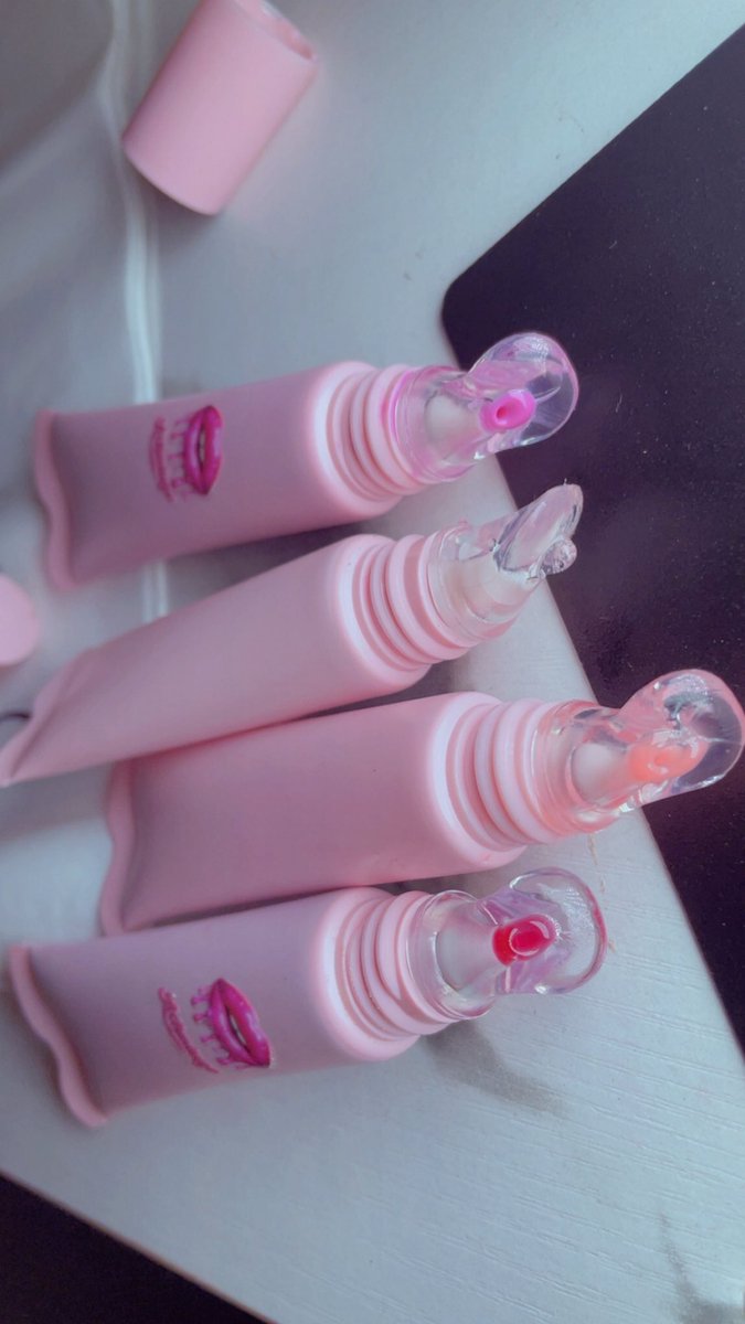 Ada__ife2's tweet photo. Lipgloss 
Changing color lipgloss 2500
Lipgloss (peach,chocolate,pink and red )2000
Dm to order 
Deliver nationwide https://t.co/ive9F4qgJK