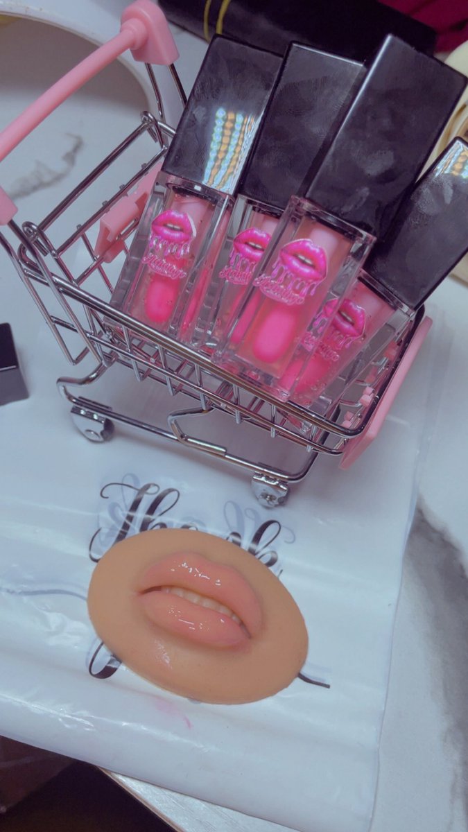 Ada__ife2's tweet photo. Lipgloss 
Changing color lipgloss 2500
Lipgloss (peach,chocolate,pink and red )2000
Dm to order 
Deliver nationwide https://t.co/ive9F4qgJK