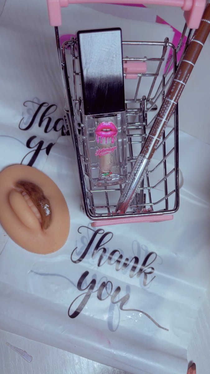 Ada__ife2's tweet photo. Lipgloss 
Changing color lipgloss 2500
Lipgloss (peach,chocolate,pink and red )2000
Dm to order 
Deliver nationwide https://t.co/ive9F4qgJK