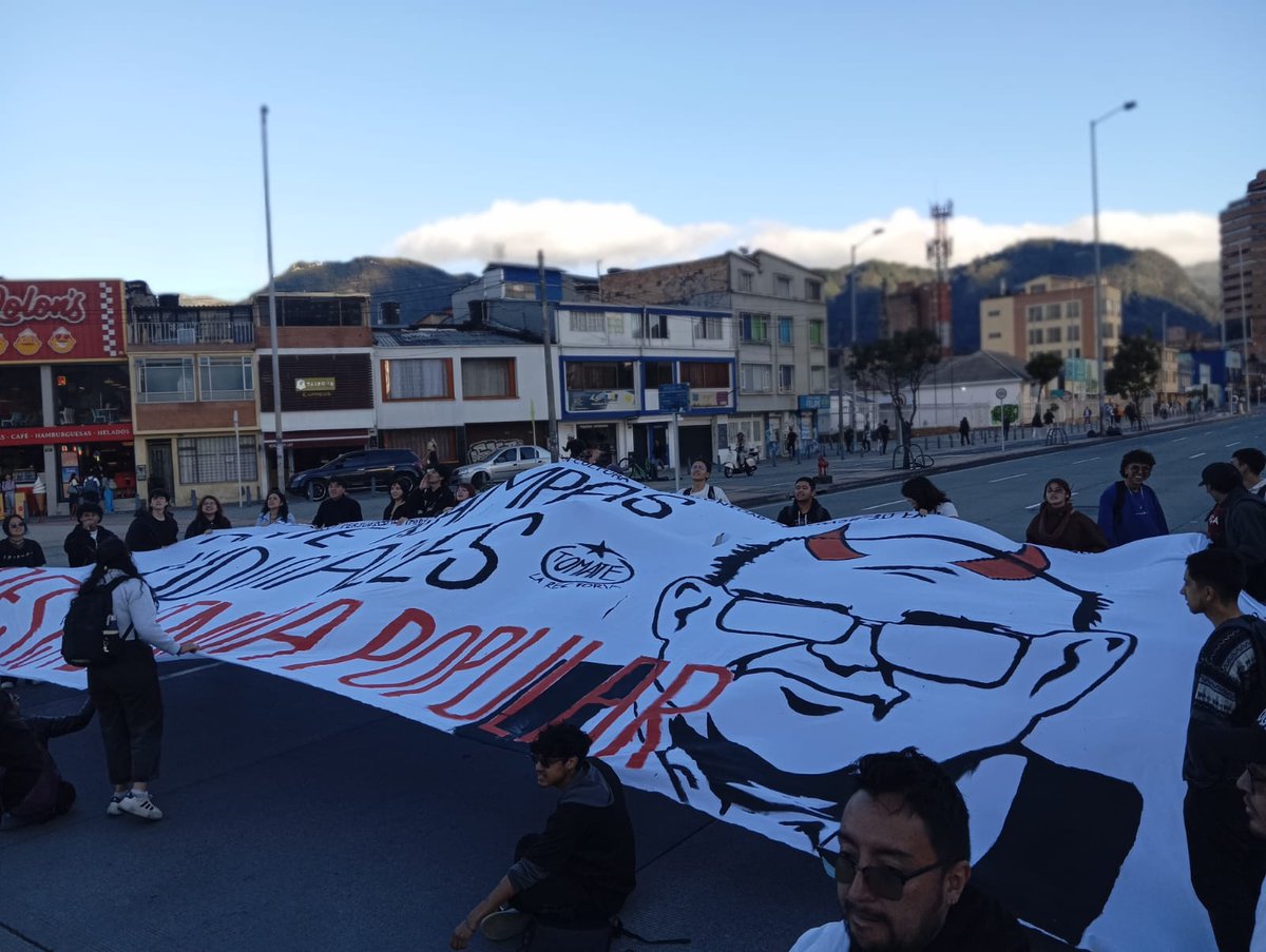 ✊ 💪 🎓 🎓 CONTUNDENTE: A esta hora se registra un plantón en la Calle 26 de miles de estudiantes de la Universidad Nacional qué protestan contra el nombramiento del rector ilegítimo Ismael Peña. Los estudiantes de la nacho NO LO PERMITIRÁN. VAMOOOO 😎 ✊ 💪