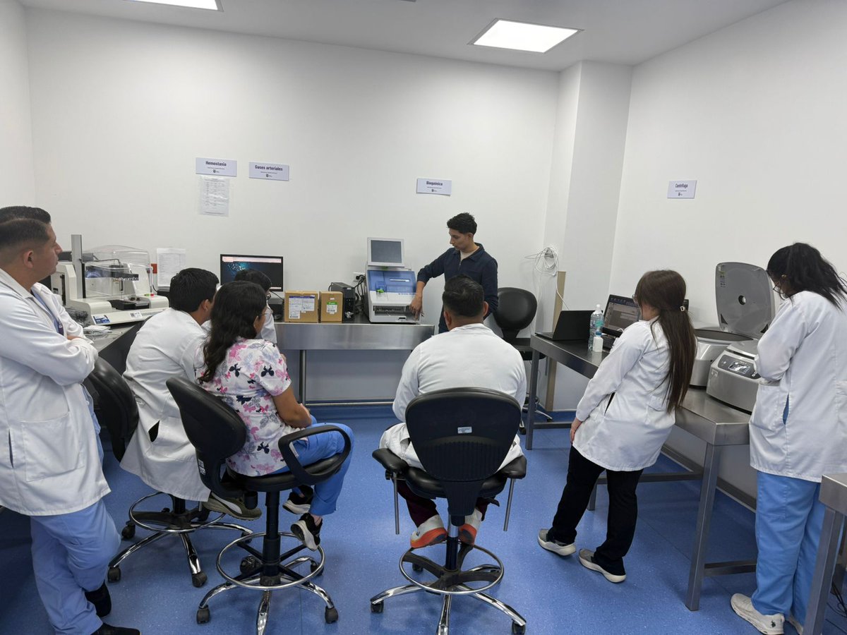 HospitalDavila's tweet photo. #ElNuevoEcuador | Nos equipamos con tecnología avanzada que muy pronto estará al servicio de los pacientes. 
En el área de Laboratorio se implementa un nuevo equipo de analizador automático de lectura de gases arteriales, recibiendo nuestros profesionales la debida capacitación. https://t.co/nUXKCHDrnz