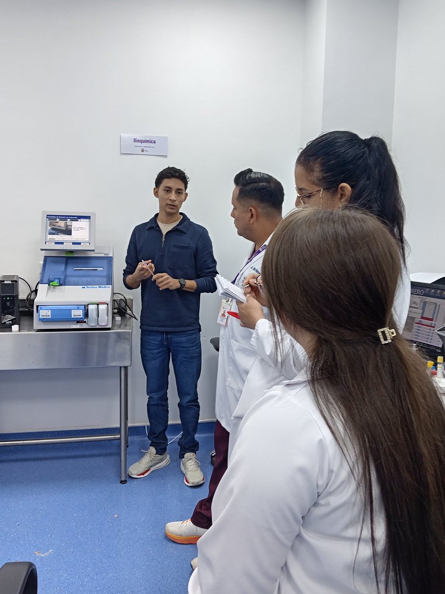 HospitalDavila's tweet photo. #ElNuevoEcuador | Nos equipamos con tecnología avanzada que muy pronto estará al servicio de los pacientes. 
En el área de Laboratorio se implementa un nuevo equipo de analizador automático de lectura de gases arteriales, recibiendo nuestros profesionales la debida capacitación. https://t.co/nUXKCHDrnz