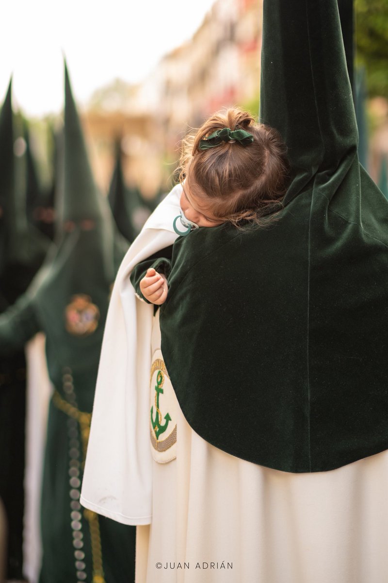 Y volvimos a soñar.⏳🔜

La Semana Santa no es solo lo que se ve.
Es la señora que llora bajito rezando por los suyos.
Es el chaval que carga el paso como si llevase el peso de todos sus errores.
Es la nostalgia de quién ya no está

Es volver aunque no sepas muy bien a qué ❤️‍🩹