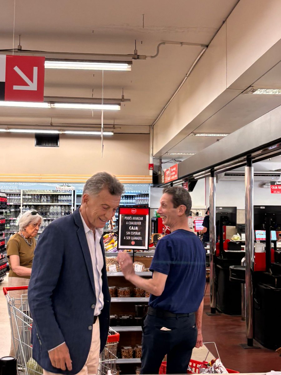 BasesInfo's tweet image. 🟡 Vecinos de Palermo se encontraron con Mauricio Macri haciendo las compras en un Disco.