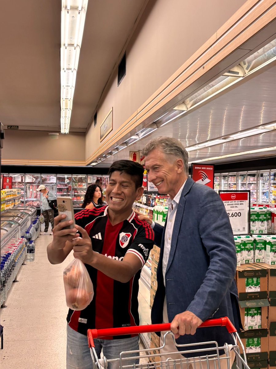 BasesInfo's tweet image. 🟡 Vecinos de Palermo se encontraron con Mauricio Macri haciendo las compras en un Disco.