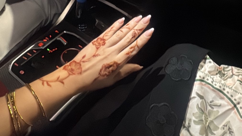 طيب شوفوا نقشيي وربي وربببي انا نقشتها لنفسي🤍