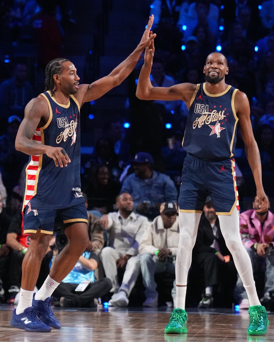 NBAMEX's tweet image. Las manos de Kawhi Leonard robándose cámara en el #NBAAllStar 🤯✋