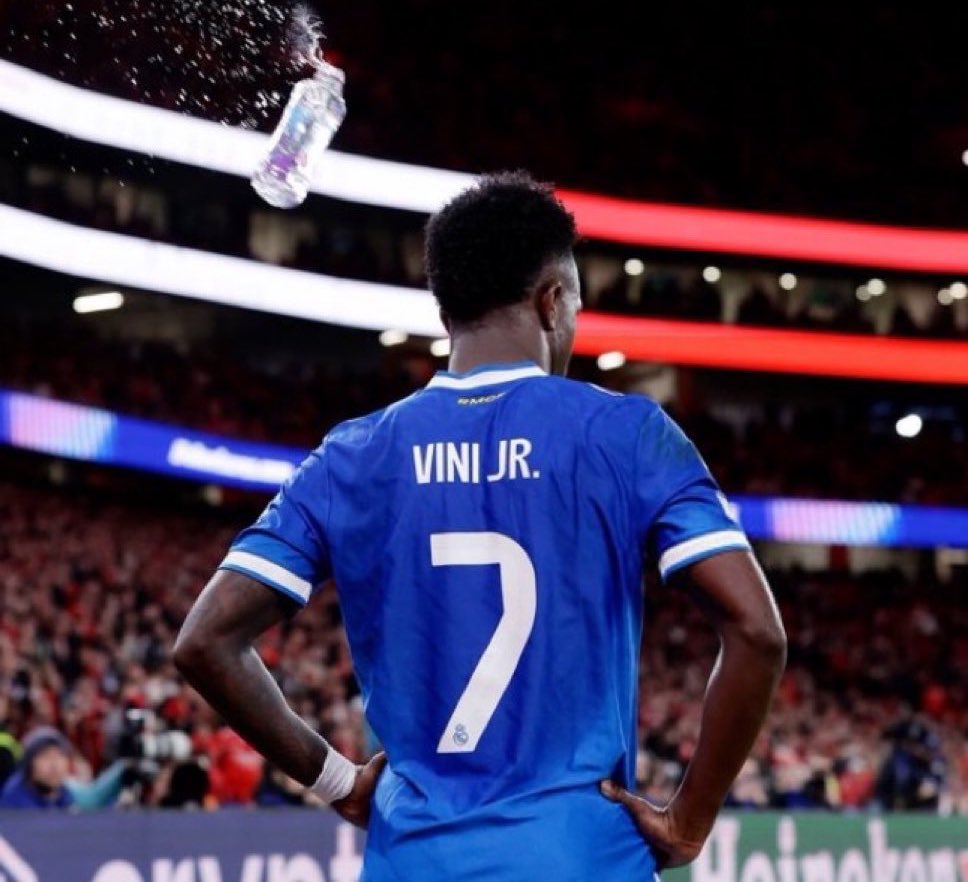 Quand il avait pas marqué pendant 18 matchs d’affilé bizarrement personne le critiquait et personne le trouvait dérangeant. 

Bizarrement quand il redevient fort, il est détestable et provocateur ? Vinicius fait peur apparemment.