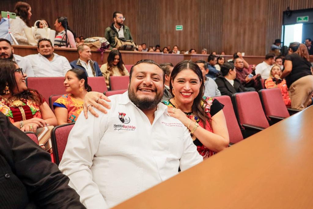 El presidente municipal de Juchitán de Zaragoza, Miguel Sanchez Altamirano, asistió por la mañana a la comparecencia del director general del Instituto Estatal de Educación Pública de Oaxaca, Emilio Montero Pérez, ante el Congreso del Estado de Oaxaca, donde se presentaron los