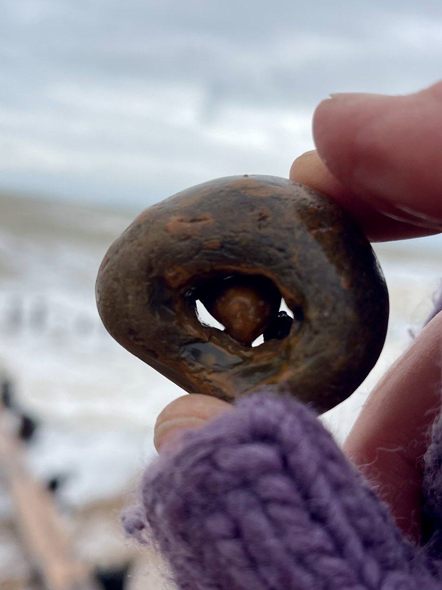 AngelikaHTCG's tweet image. Too lively to swim 🙁 but I found a super #hagstone with a witch in residence 🧙‍♀️ 🧹 … and the ‘Flapometer’ is working well 🥰🐾 #beachlife #PettLevel #WednesdayMood 🖤