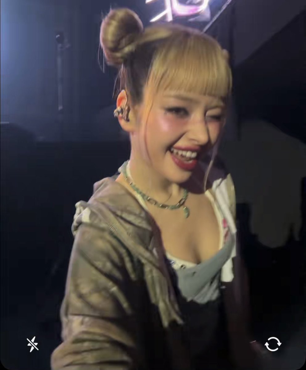 XG member Harvey is currently gaining attention online for taking a BeReal with a fan during the groups concert in Osaka! 📸