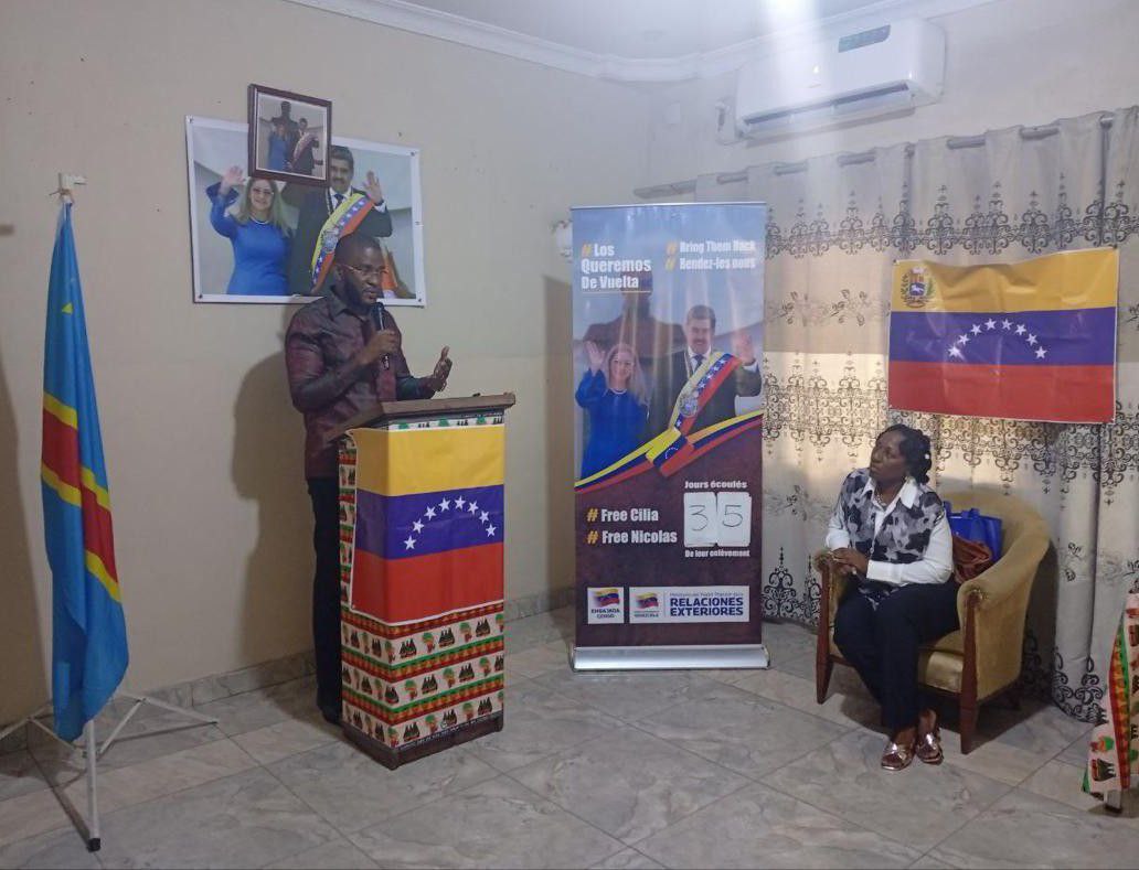 🚨🇻🇪🇨🇩 ROMPEMOS: Venezuela denuncia SECUESTRO de Maduro y Cilia Flores en RD del Congo

La embajadora Laura Suárez activó en Kinshasa la campaña "Bring Them Back" tras conferencia jurídica sobre cómo organizar la defensa internacional de la pareja presidencial. #BringThemBack