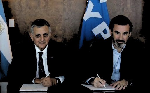 La foto del papelón confirmado

Marín, que anunció con bombos y platillos la venta de Manantiales Behr por parte de YPF hacia una ignota en hidrocarburos como Rovella Capital por 575 millones de dólares, le terminó cediendo el yacimiento a Pecom, que había presentado la segunda