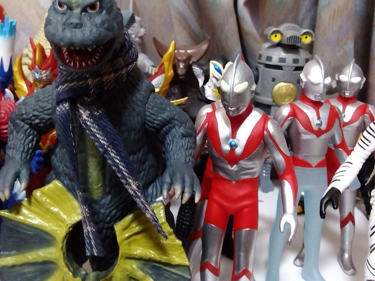 うちのジラース、新しい襟巻きのままで飾る。あくまでもウルトラ怪獣